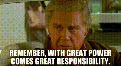 Escena de una película donde un hombre mayor dice la frase 'Remember, with great power comes great responsibility.' en la parte inferior de la imagen.
