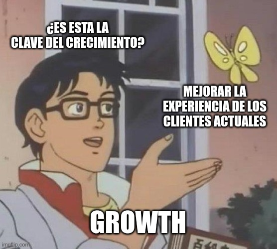 Meme del hombre confundiendo una mariposa con la etiqueta 'Growth'. El texto en la parte superior dice '¿Es esta la clave del crecimiento?' y la mariposa está etiquetada como 'Mejorar la experiencia de los clientes actuales'.